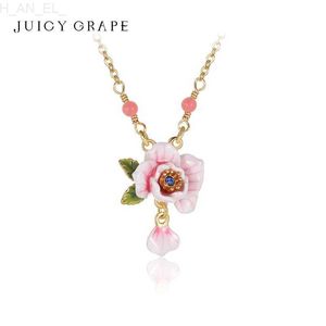 Anhänger-Halsketten JUICY GRAPE Modische rosa Rosen-Halskette, süße Blumen-Halskette, 18 Karat vergoldete Emaille, handgefertigtes Geschenk für Freundin L24313