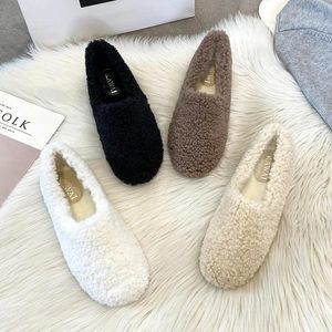 Sapatos casuais mulheres brancas de lã 2024 desgaste de inverno francês metade chinelos mais lã e lã plana feijão