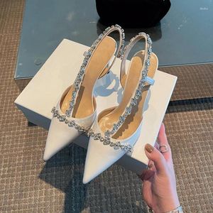 Elbise ayakkabıları lüks kadınlar yüksek topuklu bayanlar sivri uçlu parti düğün beyaz siyah stiletto yaz rhinestone slingback sandaletler kadın