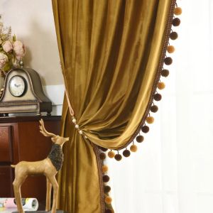 カーテンモダンなミニマリストヨーロッパの贅沢なリビングルームの寝室のためのゴールデンベルベットパッチワークポンポンカーテンマルチカラーカスタム
