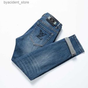 Mäns jeans män jeans designer koreanska små fötter byxor smala passform tjock high end european ungdom gb82 l240313