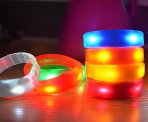 Musikaktiverad ljudkontroll LED -blinkande armband Ljus upp Bangle armbandsklubb Party Bar Cheer Luminous Hand Ring Glow Stick F6615754