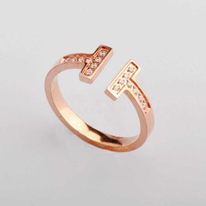 디자이너 Korea Dongdamen Titanium Steel Steel Double T Open Ring Female Rose Gold Count Net Red Japan 및 South Trend