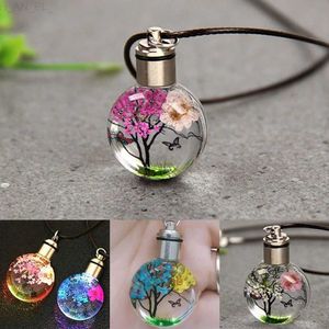 Hänghalsband Nya lysande torkade blomsterfjärilar Glass Boll Kvinnor Halsband Pendant Rope Chain Halsband för kvinnor Strip Leather Choker L24313