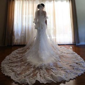 2024 Elegante velo da sposa lungo lunghezza cattedrale Veli da sposa in tulle con applicazioni di pizzo a tre strati con pettine gratuito Accessori da sposa