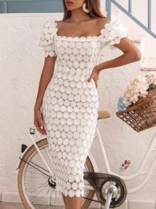 レディースのための白い花の刺繍ドレス夏のパフドレスレースレスレスロングドレスエレガントホロースリムパーティードレス240313