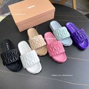 LUXURYS WOMENS SANDALS HOTELフラットヒールスライダーメンズヴィンテージフリップフロップスライドブラックスリップオンスリッパDHGATEデザイナーMIUI SANDALE SUMMALE MIUS LOAFERギフトミュールサイズ35-40