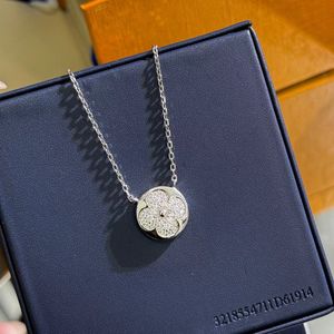 S925 Silver Luxury V Brand Sailormoon Clover Necklace Designer Jewelry for Women har Moissanite Link Chain Choker Diamond Shine Crystal Pendant Halsband