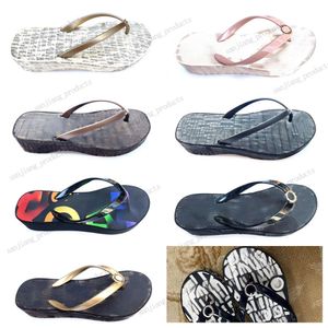 Modische Herren- und Damen-Sandalen mit Clip-Zehe, flache Hausschuhe mit Fischgrätenmuster, Sport-Pool-Volldruck-Schaumstoff-Plateau-Wedges, Zehensteg-Sandalen, Outdoor-Strand-Flip-Flops mit Metallbeschlägen