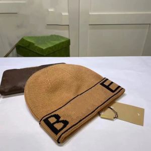 Cappello lavorato a maglia di nuovo design per uomo e donna invernale, cappello in lana con lettera stampata classica per orinatoio senza tesa di alta qualità, disponibile in cinque colori11