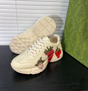 Женские мужские кроссовки Кожаные спортивные кроссовки Модные дизайнерские туфли, увеличивающие рост, винтажные повседневные туфли с буквами, кроссовки Strawberry Mouse Mouth
