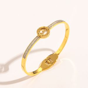 Designer Armband Luxury Letters Gold Hard Armband smycken Kvinnor armband Rostfritt stål Herrspänne 17 cm herrmode smycken.