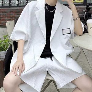 Herrspårar koreanska kostym Mens trend designer kläder svartvitt sommar kortärmad topp tvådelar lös casual mens jacka set q240314