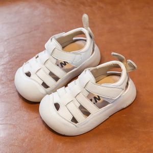 女の女の子のサンダル夏の幼児靴本物の革のソフトソールスクールキッズシューズ子供ビーチサンダル240229