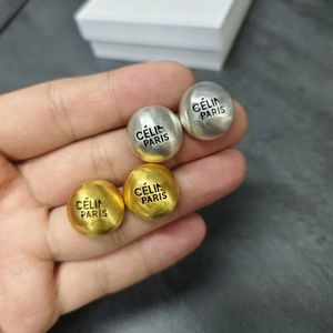 Tasarımcı Lüks Fırçalı Yuvarlak Top Küpeler Metal Scrub Mektubu Mantou Küpeler Avrupa ve Amerikan Küçük Kalabalık Tasarım Küpe