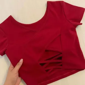 女性用Tシャツセクシーな韓国語バックレスティーY2K服女性ホローハラジュクTシャツトップトップカキヴィンテージブラシぬいぐるみぬいぐるみぬいぐるみ