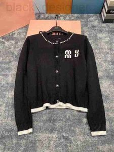 Kvinnors tröjor Designer Miui Cardigan tröja damer Knit hår mode kvinnlig höstkläder vit lös långärmad elegant avslappnad toppstorlek S M L PVF6