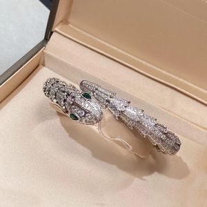 V material dourado pulseira de charme de qualidade de luxo com diamante e pedra verde formato de cobra banhado a prata tem caixa de carimbo PS3142B