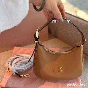 Kvinnors väska designer hobo crossbody handväska väska högkvalitativ bärbar tidning mode rep 2 färg kan bära kan dra axel