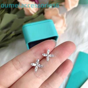 2024 Designer Luxury Brand Jewelry Stud 925 Sterling Horse Eye Earrings Feminint temperament Enkel rund ansikte tunna silverörhängen