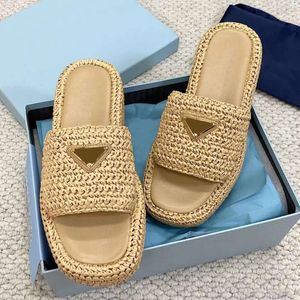 Prad 2024 Neue Dreiecks-Strohweb-Slipper-Sandale, Plattform, Raffias-Hausschuhe, Designer-Frau, Herren, Sommer, flacher Absatz, lässige Flip-Flops im Freien, Pool, Sliders, Strandschuhe