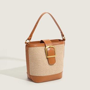 Popüler niş çim dokuma çanta kadınlar yaz batı tarzı çok yönlü çapraz gövde taşınabilir kova