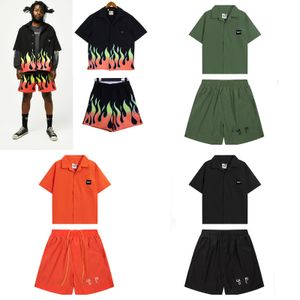 Дизайнерские мужские спортивные костюмы с принтом пламени и вышивкой буквенного логотипа Ретро-мода Летняя мужская и женская повседневная рубашка с коротким рукавом Шорты Комплект из двух предметов