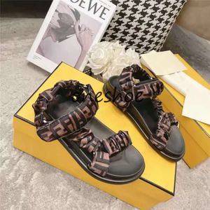 Slippers Slippers Designer Slider Fashion Flip Flop Women Summer Leather Sandals Beach Strap Box 35-42 مع Original Box Original