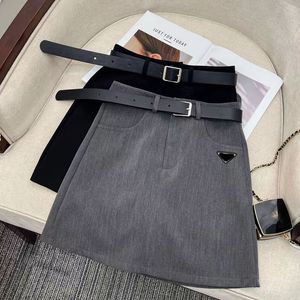 Modedesigner kvinnor kjol kort kjol modemärke tryckt hög midja wrap höft grå högkvalitativ kvinnors slitage
