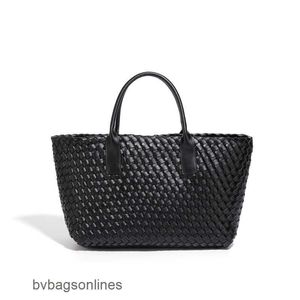 Original Bottegs Venetas Arco Tote Bag Woven Womens Summer New Light Luxury Large Capacity Vegetable Basket Fashionable and Casual Structure mångsidig handväska för WO