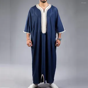 エスニック服2024アラブのイスラム教徒のファッションイスラムの男性は刺繍されたjubba thobes homme moroccan kaftan eid prayer long robeドレス