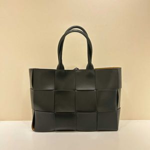 Botteg Venet High -End -Tasche für Einkaufstasche 2024 Neues echtes Leder handgewebtes Big Cowhide Solid Color Pendler Großkapazität Handheld für Frauen Original 1: 1 mit echtem Logo