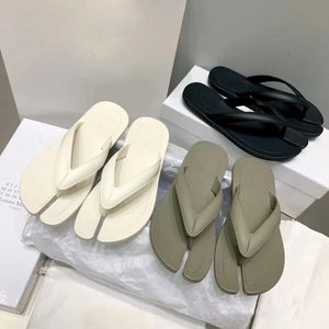 Moda Maisons Margiela Flip Flops Tabi Sandal Tasarımcı Beyaz Terlik Erkek Kaydırıcılar Sıradan Ayakkabı Siyah Seyahat Düz Sandale Açık Havuz Ayakkabı Plajı Slaytlar