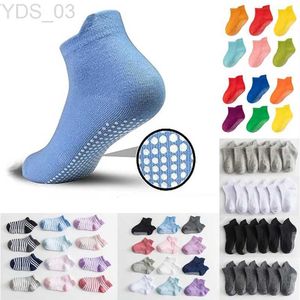 Barnstrumpor 6pairs Childrens Anti-Slip Boat Socks For Boys Girl 80% Cotton Low Cut Floor Kid Sock med gummi Grips Fyra säsong 0-6 år YQ240314