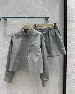 2024 Spring Grey Shirt Sport Letter Hafdery Dwóch kawałków Projektowanie Projektantki Długie rękawy Bluzka i krótkie spodnie Set 31415