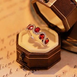 Rings de cluster elegante zircônia cúbica vermelha para mulheres jóias de grife chinesa moda de moda simples vintage presente de noivado de casamento presente