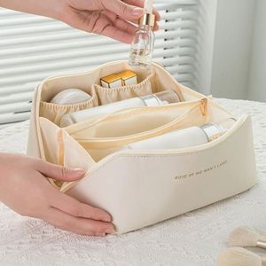 Kosmetiska väskor för kvinnor elegant pu läder utgör påse resor toalettartiklar arrangör lagring hangbag koreansk bärmakeup tote 240227