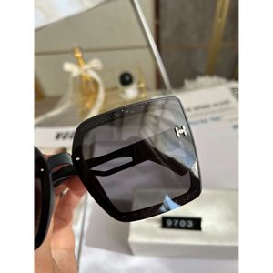 Designer-Hemes-Sonnenbrille, verspiegelte Sonnenbrille, leuchtend rosa Sternenhimmel, Premium-Sonnenbrille mit großem Rahmen für Damen, Ins Street Shot, breiter Rand, schwarzer Polarisator