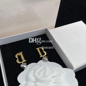 Orecchini a forma di cuore Orecchini a forma di lettera di design per ragazze Orecchini a bottone retrò in ottone dorato con confezione regalo