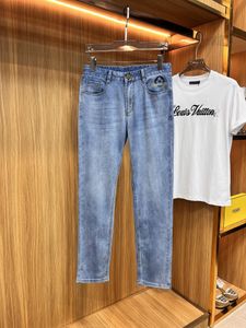 Самые продаваемые джинсы 2024 года. Мужские дизайнерские джинсовые брюки с вышивкой. Модные брюки с дырками. Брюки на молнии в стиле хип-хоп, размер 28-40 # 035.