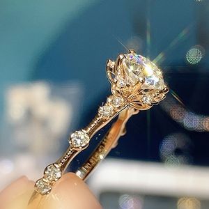 Ins Top Sell Wedding Ringsシンプルなファッションジュエリースウィートかわいい925スターリングシルバーゴールドフィルラウンドカットホワイト5Aキュービックジルコンパーティーエタニティ女性ローズフラワーリングギフト