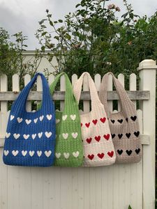 Designer Wool Sticking Handväskor Sommar Nya handvävda strandpåsar Multifärger Tote Bag Love Heart Mönster Handväska Kvinnor Fashion Tote Bag Hollow Out Shopping Purse