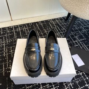 Plattform loafers metallspänne på skor toassel rundtå platt häl klänningskor kvinnor äkta läder lyxdesigner loafers för kvinnor med låda