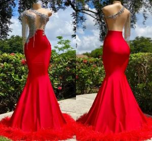 Czerwone sukienki balowe z frędzlami seksowne jedno ramię kryształy pióro 2k23 otwarte wieczorne sukienki imprezowe dla nastolatków noszenia na zamówienie BC15574