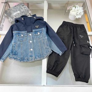 Brand Kids Coat Set Boys Tracksuits Storlek 100-160 cm Tvådelar Set Baby Denim Splicing Design Jacket och Pocket Work Pants 24mar