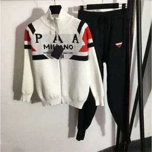 24SS Womens Tracksuits Designer Tracksuits النساء مجموعة الخريف والشتاء الجديد الأكمام الطويلة الطويلة للسيدات ملابس عالية الجودة من القطن النقي الخالص