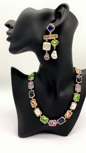 Designer Lin Zhou's New Alloy Glass Color Diamond Inlaid Halsband för kvinnors mode och temperament, halsband med en nisch avancerad känsla, ljus lyx och retro smycken