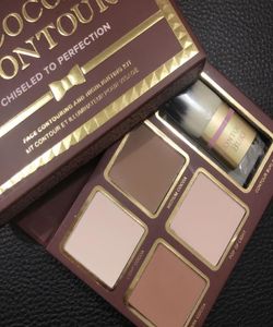 Kit di contorno Pop COCOA di alta qualità 4 colori Bronzer Evidenziatori Palette in polvere Ombretto al cioccolato luccicante di colore nudo con pennello4090149