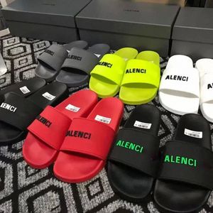 Fashion Slip Sliders Paris Sandaler för män Kvinnor Hot Fashion Designer Unisex Pool Beach Flat Flip Flops Hushåll inomhusskor Storlek 35-46