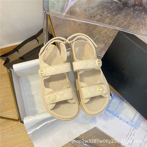 صندل نسائي شانيلر صغير العطر شاطئ شاطئ مسطح للسيدات الصيف الصيف سميك سوليد أزياء الأحذية غير الرسمية الأحذية الرومانية
